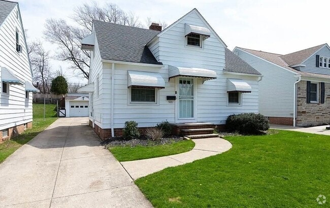 Building Photo - 5021 E 107th Updated 3/4 Bedroom Rental