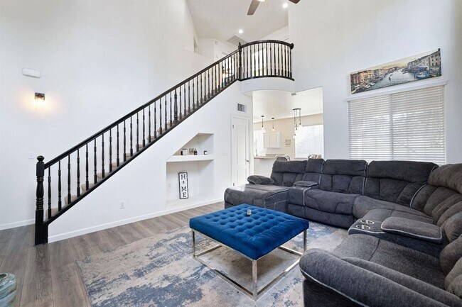 Photo - Gorgeous North Fresno 3/2.5 Home in Gated ...