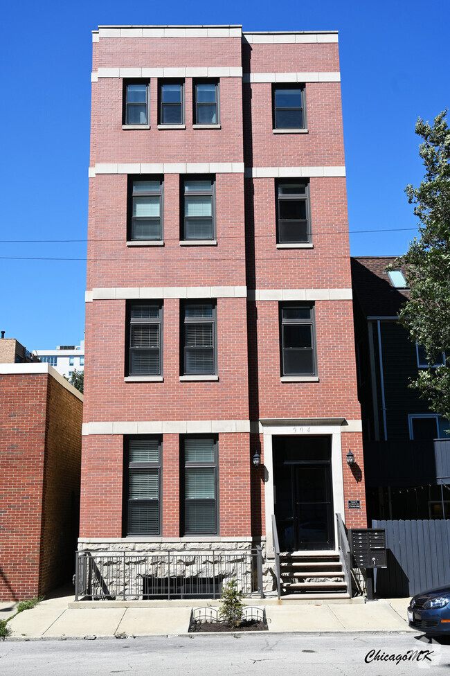 Building Photo - 904 W Erie St Unit 3R Rental