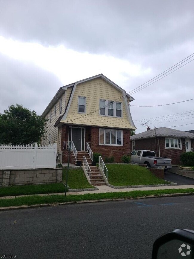 Building Photo - 82 Elm St Rental