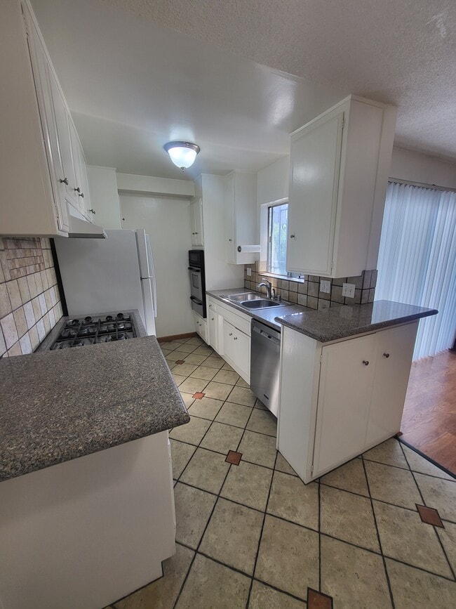 Building Photo - Vista Sunset Apartments