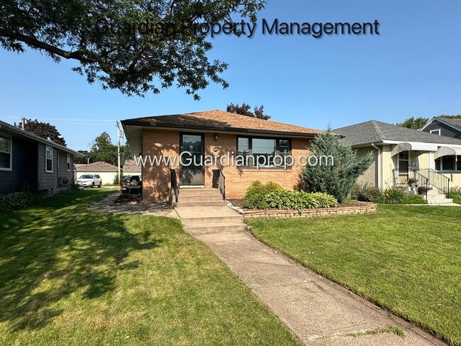 Photo - Nokomis Area Single Family Home, Very Clean, Dishwasher, 1 Car Garage, Available September