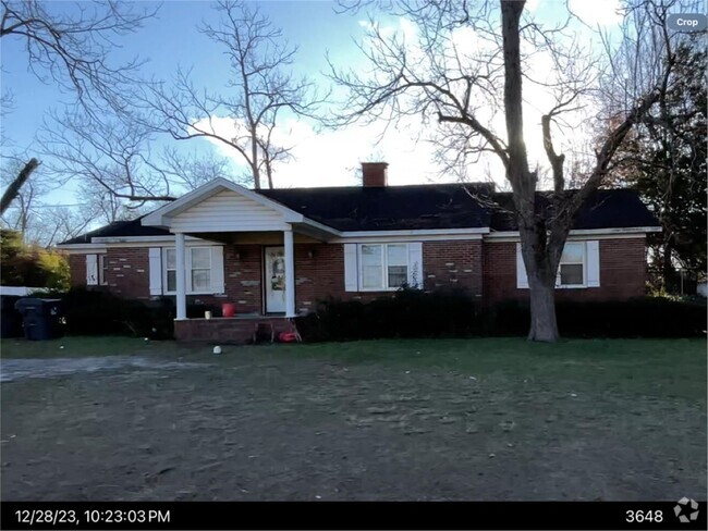 Building Photo - 3 Bedroom / 2 bath home available Immediat...