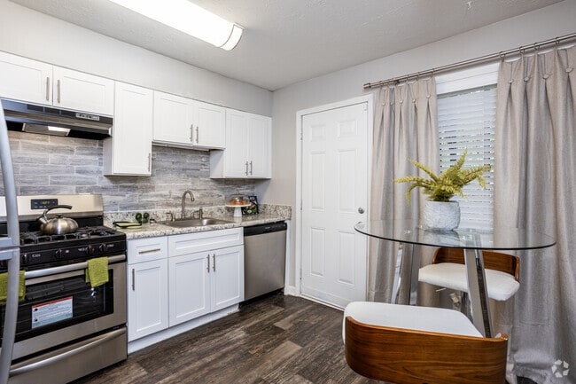2BR, 2BA - 990SF - Kitchen