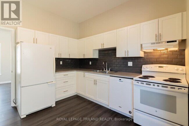 Photo - 613 / Wellington St Unit Upper