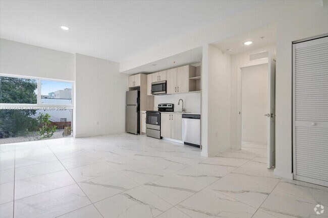 Building Photo - 420 SW 7th Ave Unit 301 Rental