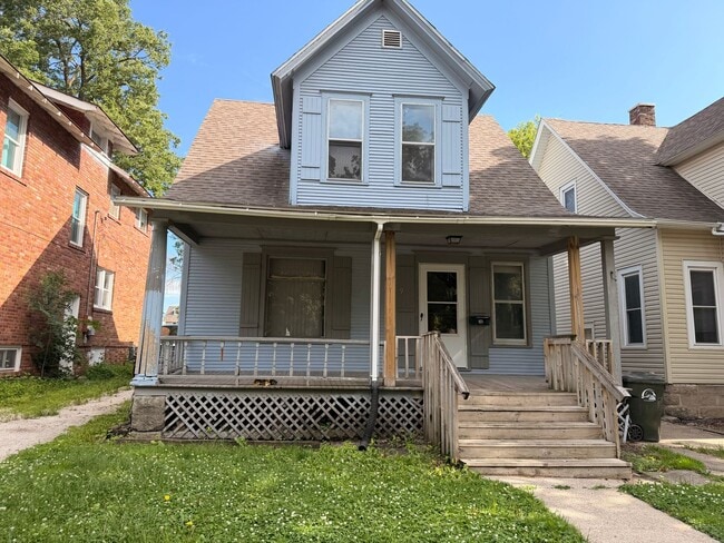 Building Photo - 3 Bedroom House - $850