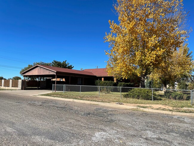 Building Photo - Spacious Home, Large En-suite Master Bath, Pets Allowed