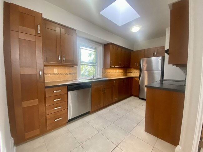 Building Photo - 341 St Clair Ave W Unit E