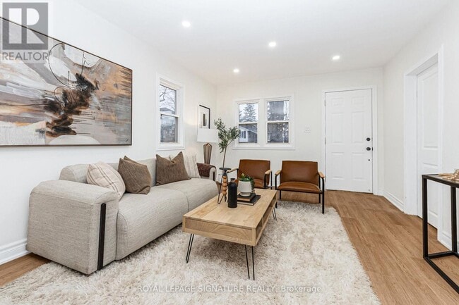 Photo - 377 Adelaide Ave W