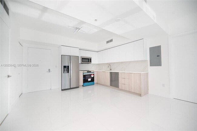 Building Photo - 92 SW 3rd St Unit 3411