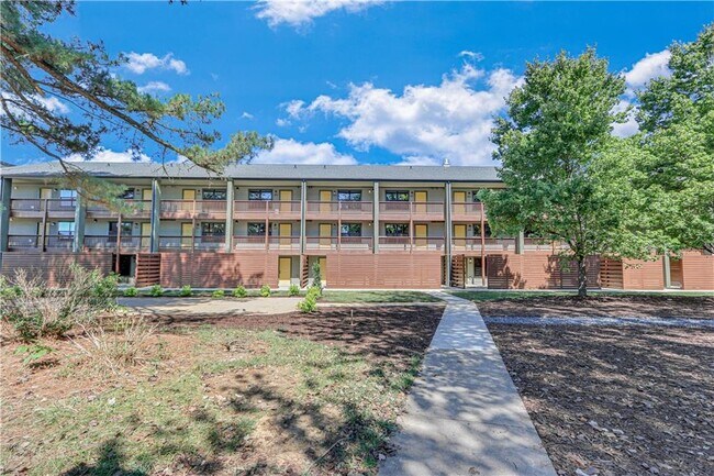 Building Photo - 710 Jesse Jewell Pkwy SE Unit 110