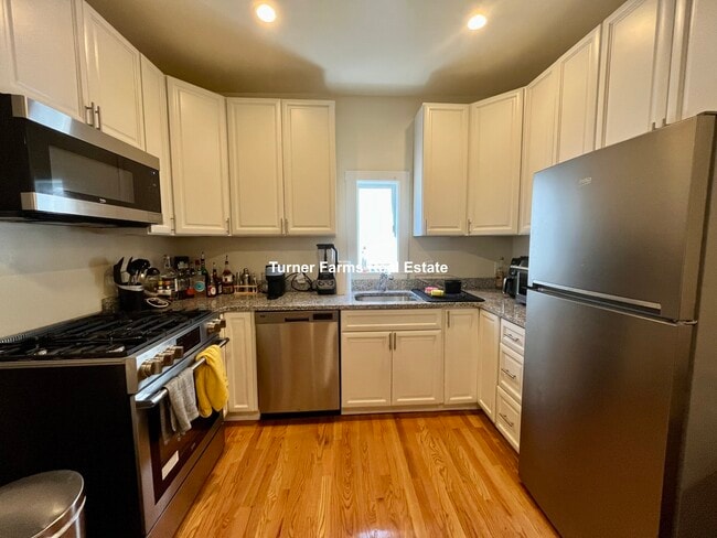 Building Photo - 525 E 3rd St Unit 2R