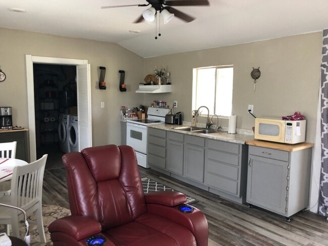 Photo - 1001 Robertson