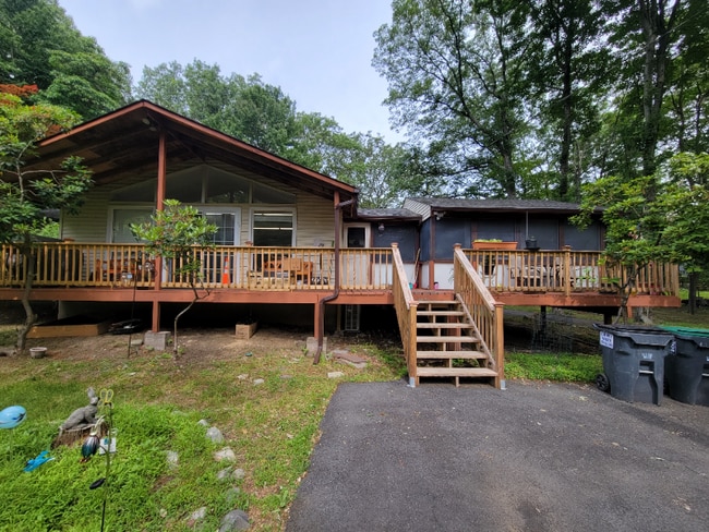 Building Photo - 141 Roundhill Rd Rental