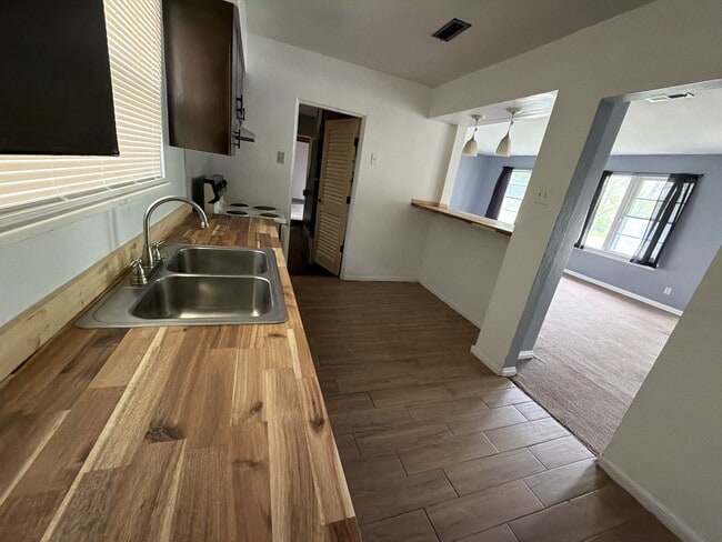 Photo - 10000 Knollcrest Ct