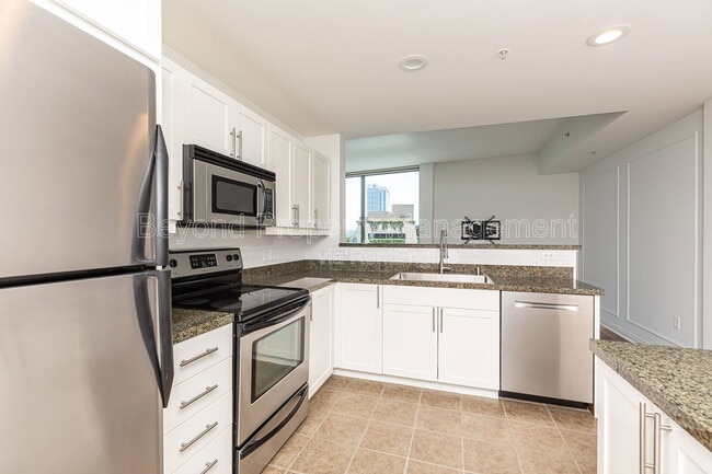 Building Photo - 253 Tenth Avenue Unit 525