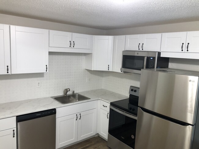 Photo - 85 Old Town Rd Unidad Townhouse Tree Condos