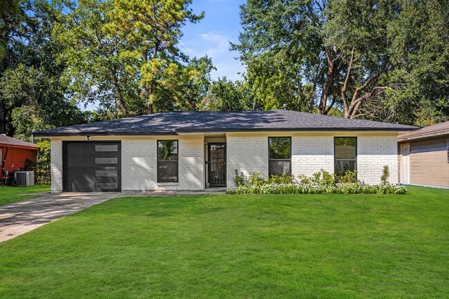 Building Photo - 1230 W Donovan St