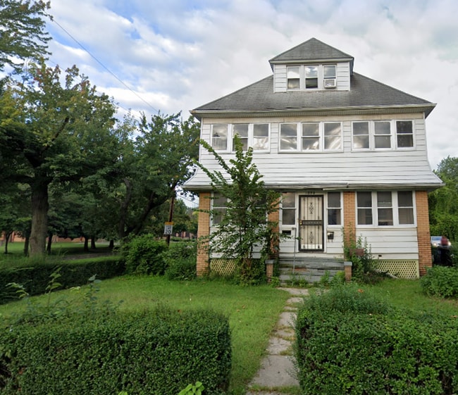 Building Photo - 390 East 152 Unit 2