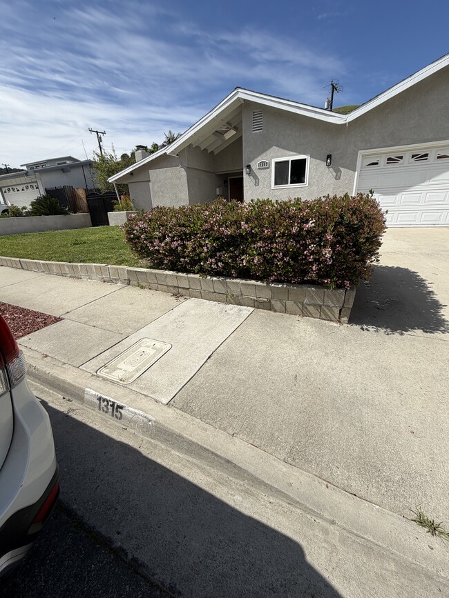 Building Photo - 1315 Ameluxen Ave