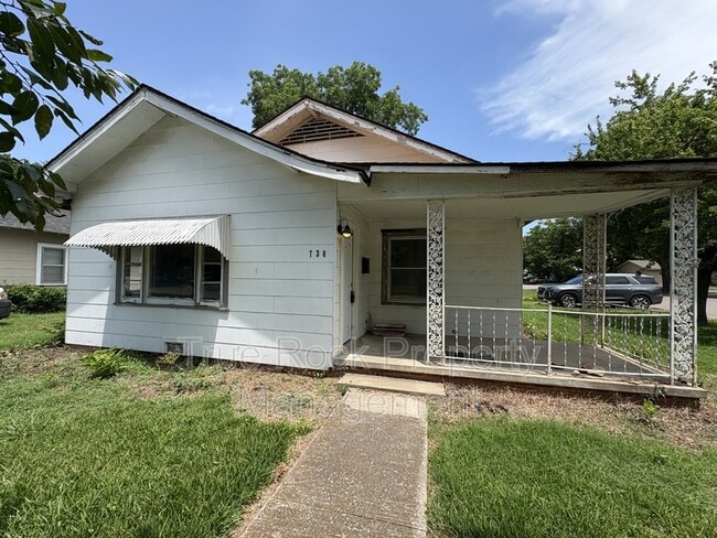 Photo - 730 E 14th St House