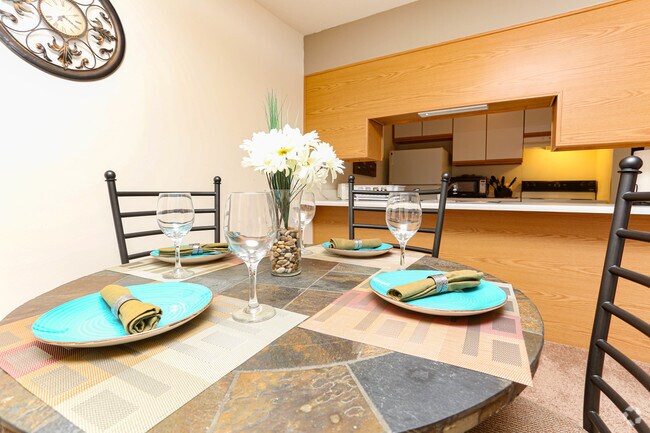 1BR, 1BA - 700 SF - Dining Room
