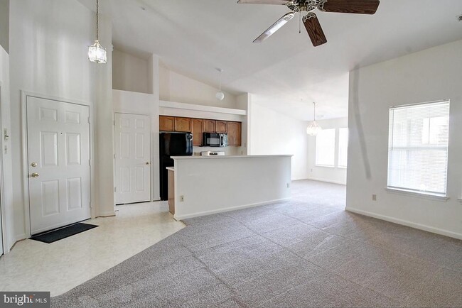 Building Photo - 2402 Ellsworth Way Unit 3C