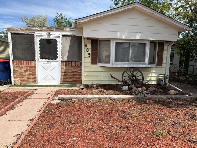 Building Photo - 605 Glen Moor St