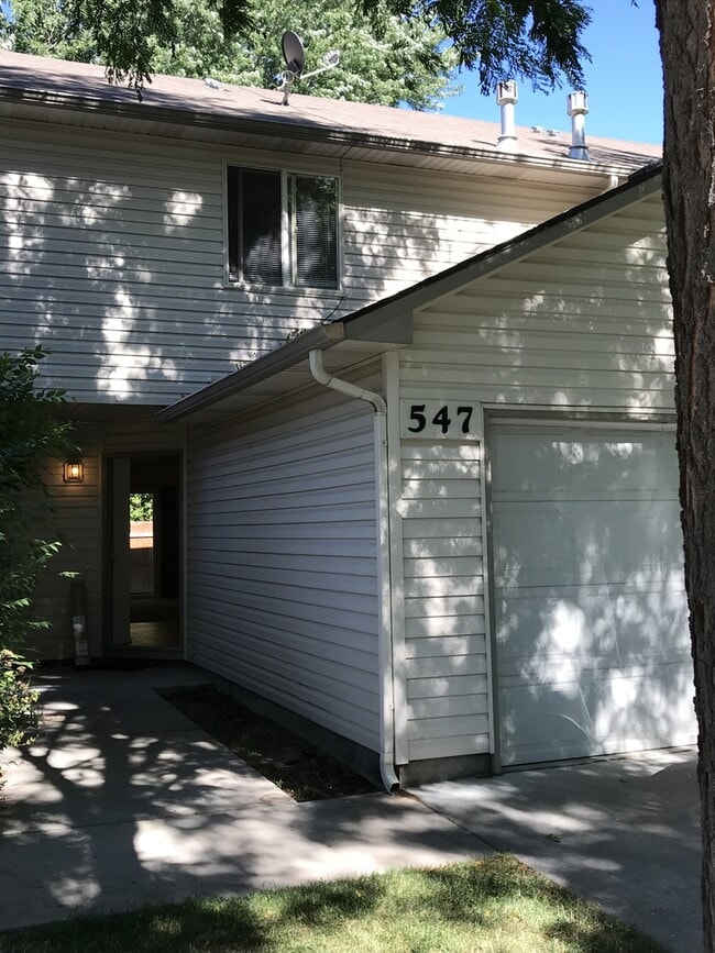 2 bedrooms 1.5 bathroom with large living ... - 2 bedrooms 1.5 bathroom with large living ... House