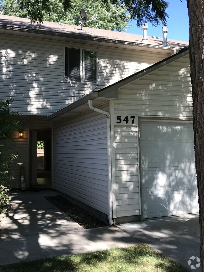 Building Photo - 2 bedrooms 1.5 bathroom with large living ... Rental