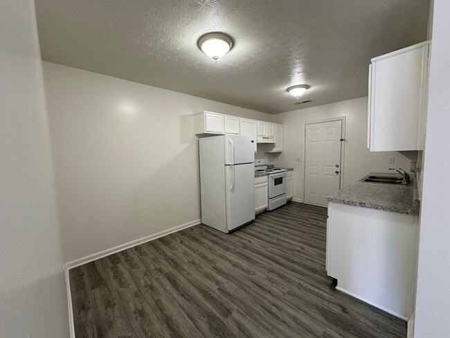 Photo - 708 E Utica St Unidad B