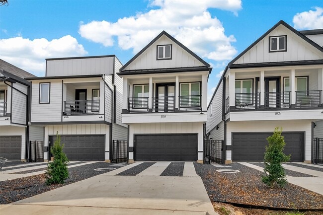 Photo - 910 W 21st St