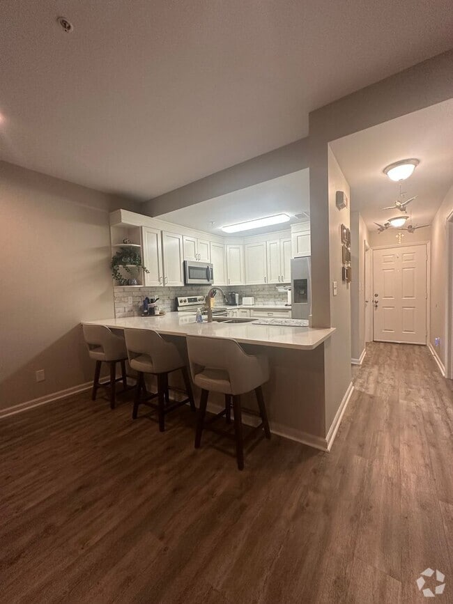 Building Photo - Beautiful Condo walking distance to Grand ...