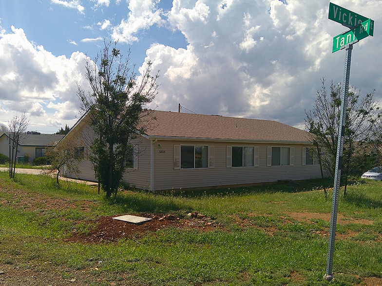 3818 Vickie Ct