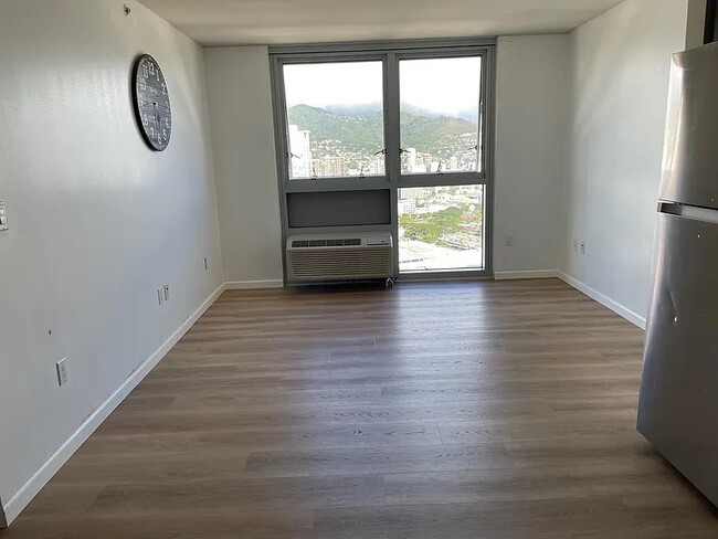 Photo - 988 Halekauwila St