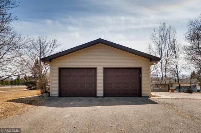 Photo - 1491 Elm Ave E