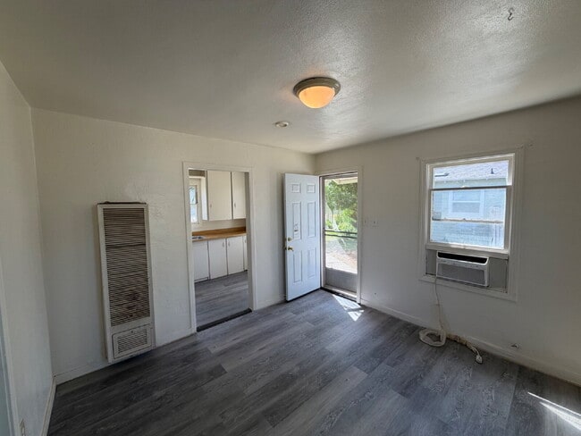 Building Photo - Charming 1-Bedroom cottage Unit 4