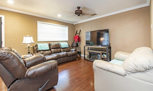 Viviendo - 210 N William Dr