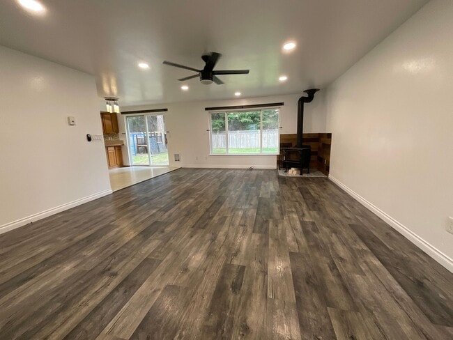 Photo - Beautiful 3 Bedroom 2 Bath Home at Lawrence Lake!