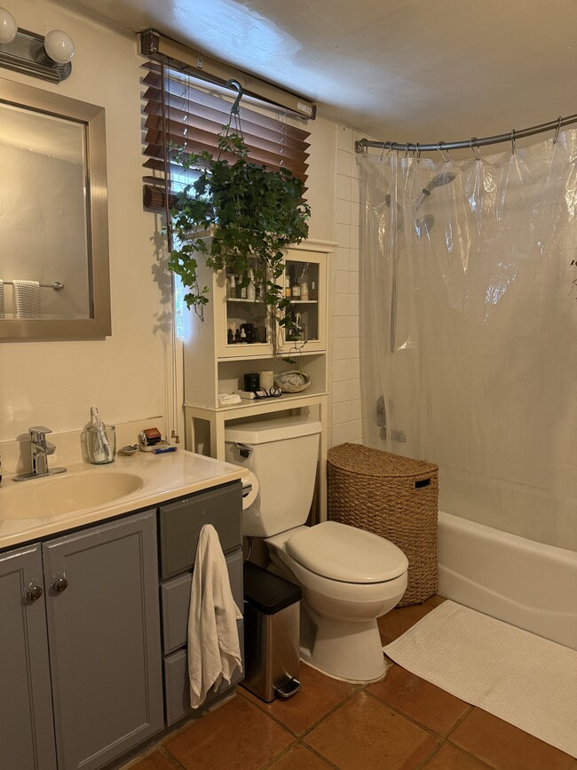 Bathroom - 922 Milwood Ave Unit Back
