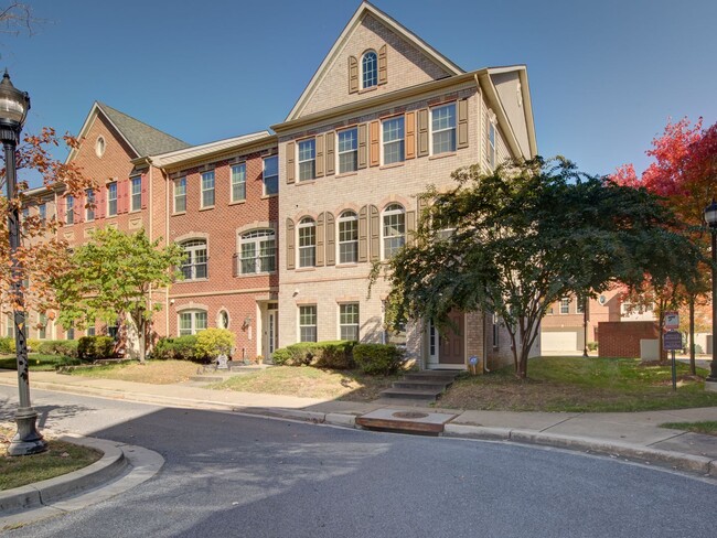 LOVLY BRICK FRONT TOWNHOME - LOVLY BRICK FRONT TOWNHOME