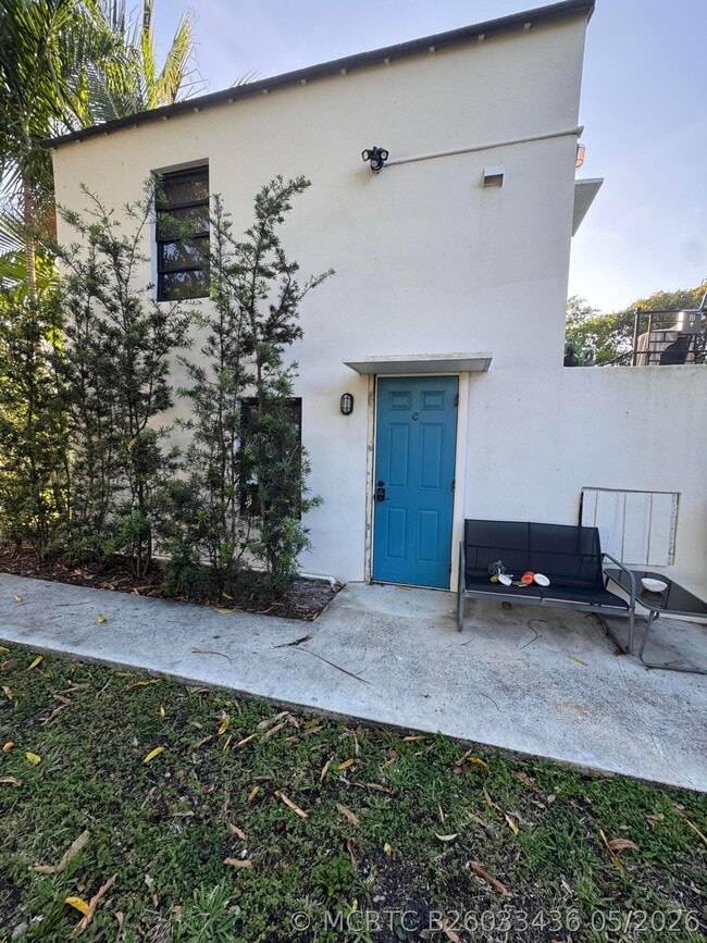 Building Photo - 2541 NE 181st St Unit C
