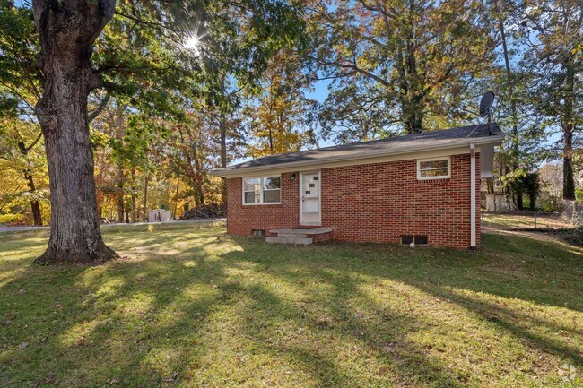 Building Photo - Cute House in East Asheville!