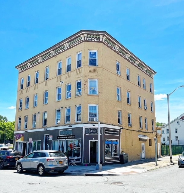 Building Photo - The Queen Bee on Main