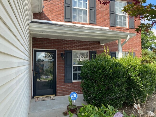 Photo - Knoxville 37931 - 4 bedroom, 2.5 bath home - Contact Susan Calabrese (865) 591-9204