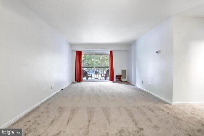 Building Photo - 5912 Cove Landing Rd Unit 301
