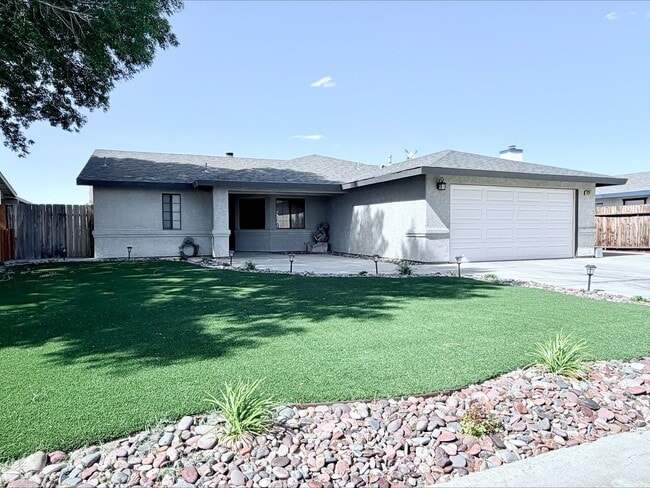 Building Photo - Charming Single Family Home With Pool