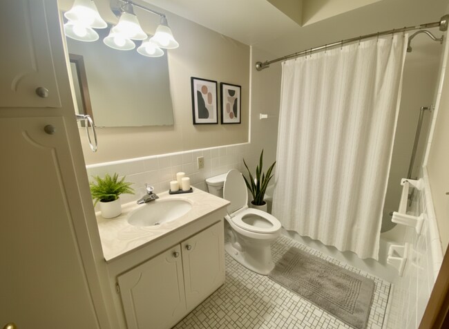 Photo - 2 Bed/1.5 Bath Ground floor Unit IVA33