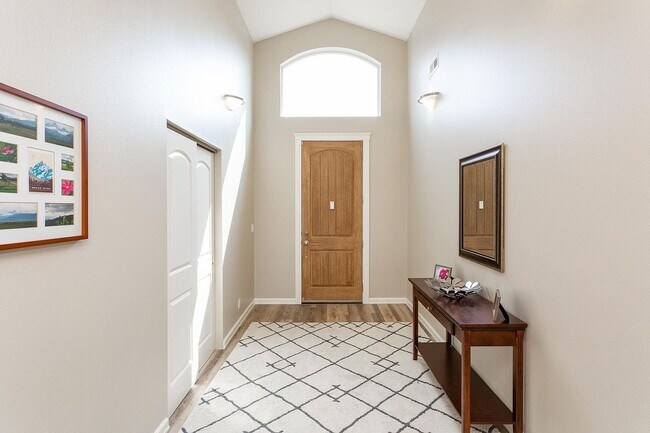 Foyer - 7808 S Parway Ln